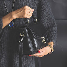 Laden Sie das Bild in den Galerie-Viewer, Damen Vintage Einzigartige Ledertasche mit Schnalle
