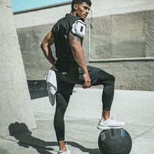 Laden Sie das Bild in den Galerie-Viewer, Herren Fitnessshorts - mit Elasthan Leggings