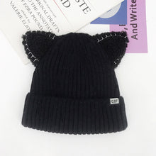 Laden Sie das Bild in den Galerie-Viewer, Strickmütze mit Bärenohren