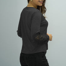 Laden Sie das Bild in den Galerie-Viewer, Einfarbiges Langarm-T-Shirt aus Spitze