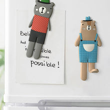 Laden Sie das Bild in den Galerie-Viewer, Niedlicher magnetischer karierter Bär Kühlschrankmagnet