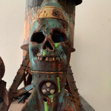 Laden Sie das Bild in den Galerie-Viewer, Die Totenkopfbombe - Kleiner Atomsprengkopf Dekor