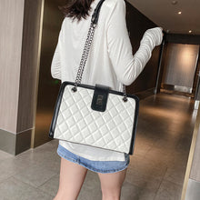 Laden Sie das Bild in den Galerie-Viewer, Modische kleine quadratische Tasche mit Kette