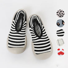 Laden Sie das Bild in den Galerie-Viewer, Rutschfeste modische weiche Socken