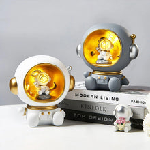 Laden Sie das Bild in den Galerie-Viewer, Astronaut Sparschwein aus Harzmaterial
