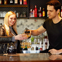 Laden Sie das Bild in den Galerie-Viewer, 6 Schnapsglasspender und Halter