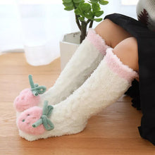 Laden Sie das Bild in den Galerie-Viewer, Flauschige Wintersocken für Babys