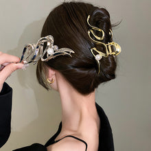 Laden Sie das Bild in den Galerie-Viewer, Haarspange aus perlmuttfarbenem Metall