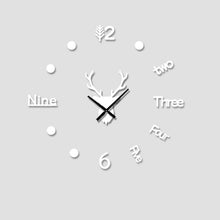 Laden Sie das Bild in den Galerie-Viewer, Hirschkopf Wanduhr