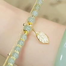 Laden Sie das Bild in den Galerie-Viewer, Armband aus Hetian-Jade mit Blatt
