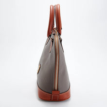 Laden Sie das Bild in den Galerie-Viewer, Muscheltasche aus Leder mit Reißverschluss