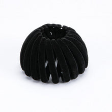 Laden Sie das Bild in den Galerie-Viewer, Vogelnestförmige Haarspange aus Samt