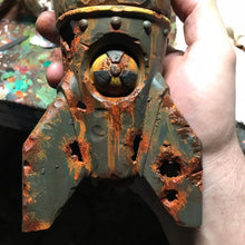Laden Sie das Bild in den Galerie-Viewer, Die Totenkopfbombe - Kleiner Atomsprengkopf Dekor