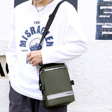 Laden Sie das Bild in den Galerie-Viewer, Diebstahlsichere Herren-Brusttasche mit USB-Ladefunktion