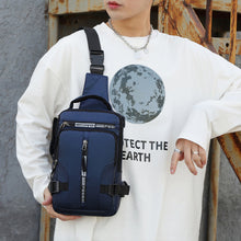 Laden Sie das Bild in den Galerie-Viewer, Umhängetasche mit USB-Ladegerät