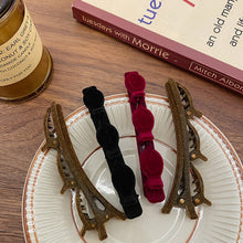 Laden Sie das Bild in den Galerie-Viewer, Beflockte geflochtene Haarspange