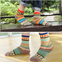 Laden Sie das Bild in den Galerie-Viewer, Winterstricksocken im Retro- und individuellen Stil