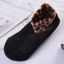 Laden Sie das Bild in den Galerie-Viewer, Rutschfeste Thermosocken für den Innenbereich