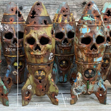 Laden Sie das Bild in den Galerie-Viewer, Die Totenkopfbombe - Kleiner Atomsprengkopf Dekor