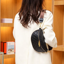 Laden Sie das Bild in den Galerie-Viewer, Rhombus Brusttasche aus weichem Leder