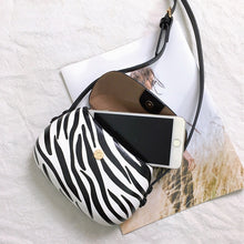 Laden Sie das Bild in den Galerie-Viewer, Einfache Niedliche  aus PU-Leder