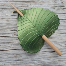 Laden Sie das Bild in den Galerie-Viewer, Vintage Bronze Haarnadel