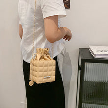 Laden Sie das Bild in den Galerie-Viewer, Karierte Umhängetasche mit Kordelzug