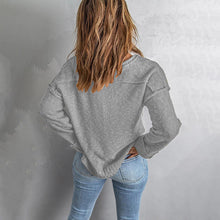 Laden Sie das Bild in den Galerie-Viewer, Strickpullover mit Knöpfen und überschnittener Schulter