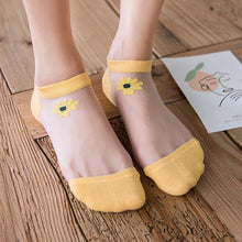 Laden Sie das Bild in den Galerie-Viewer, Durchscheinende Gänseblümchensocken