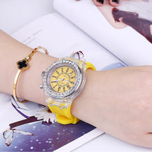 Laden Sie das Bild in den Galerie-Viewer, Leuchtende diamantbesetzte Quarzuhr