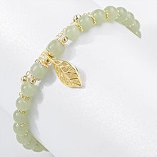 Laden Sie das Bild in den Galerie-Viewer, Armband aus Hetian-Jade mit Blatt