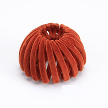 Laden Sie das Bild in den Galerie-Viewer, Vogelnestförmige Haarspange aus Samt