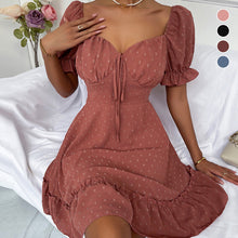 Laden Sie das Bild in den Galerie-Viewer, Einfarbiges gepunktetes kurzärmliges Kleid mit Rüschen