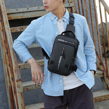 Laden Sie das Bild in den Galerie-Viewer, Umhängetasche mit USB-Ladegerät