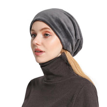 Laden Sie das Bild in den Galerie-Viewer, Weiche Wintermütze mit Strass