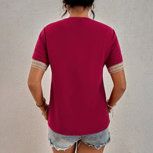 Laden Sie das Bild in den Galerie-Viewer, Einfarbiges Spitzen-T-Shirt mit V-Ausschnitt