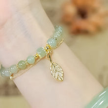 Laden Sie das Bild in den Galerie-Viewer, Armband aus Hetian-Jade mit Blatt