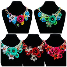 Laden Sie das Bild in den Galerie-Viewer, Handgefertigte Bunte Blumen-Edelsteinkette