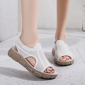 Geflochtene Sommersandalen für Damen