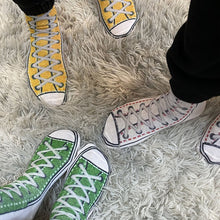 Laden Sie das Bild in den Galerie-Viewer, Lustige Socken mit Schnürsenkelaufdruck
