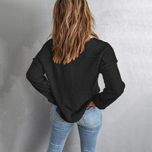 Laden Sie das Bild in den Galerie-Viewer, Strickpullover mit Knöpfen und überschnittener Schulter