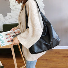 Laden Sie das Bild in den Galerie-Viewer, Damen Einfarbige Tragbare Knödeltasche mit großem Fassungsvermögen