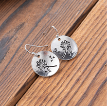 Laden Sie das Bild in den Galerie-Viewer, Inspirierte Löwenzahn-Ohrstecker