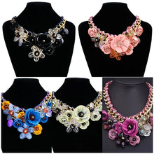 Laden Sie das Bild in den Galerie-Viewer, Handgefertigte Bunte Blumen-Edelsteinkette