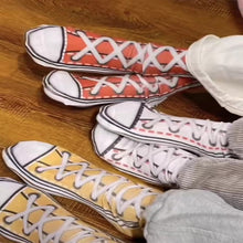 Laden Sie das Bild in den Galerie-Viewer, Lustige Socken mit Schnürsenkelaufdruck