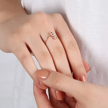Laden Sie das Bild in den Galerie-Viewer, Buchstaben Ring aus Kristall