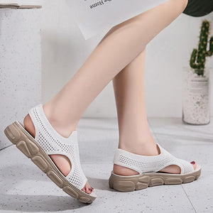 Geflochtene Sommersandalen für Damen