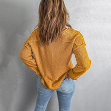 Laden Sie das Bild in den Galerie-Viewer, Strickpullover mit Knöpfen und überschnittener Schulter