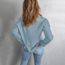 Laden Sie das Bild in den Galerie-Viewer, Strickpullover mit Knöpfen und überschnittener Schulter