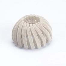 Laden Sie das Bild in den Galerie-Viewer, Vogelnestförmige Haarspange aus Samt